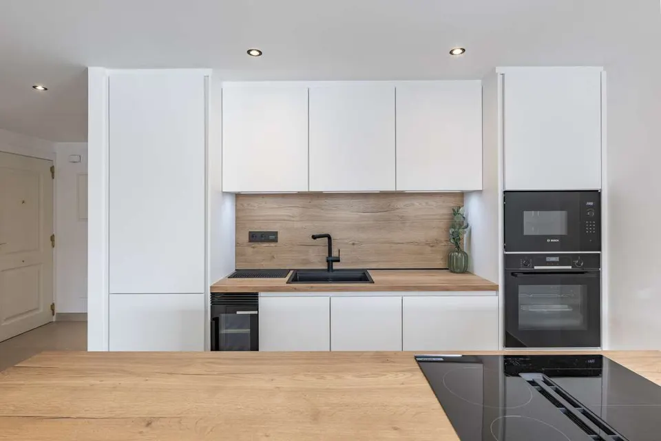 Apartament z kominkiem w Marbelli — zdjęcie
