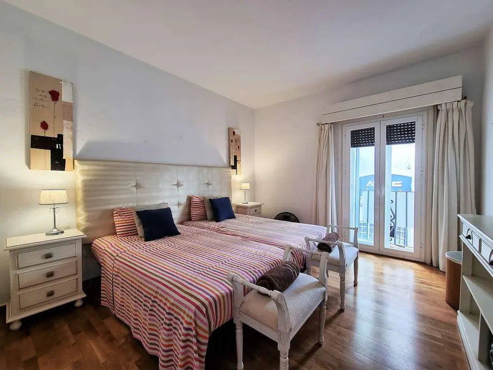 Apartament z widokiem na marinę w Marbelli — zdjęcie