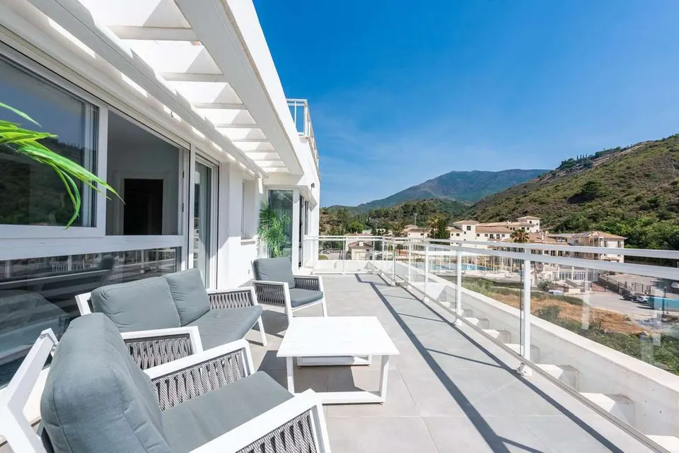 Penthouse z tarasem w Benahavís — zdjęcie