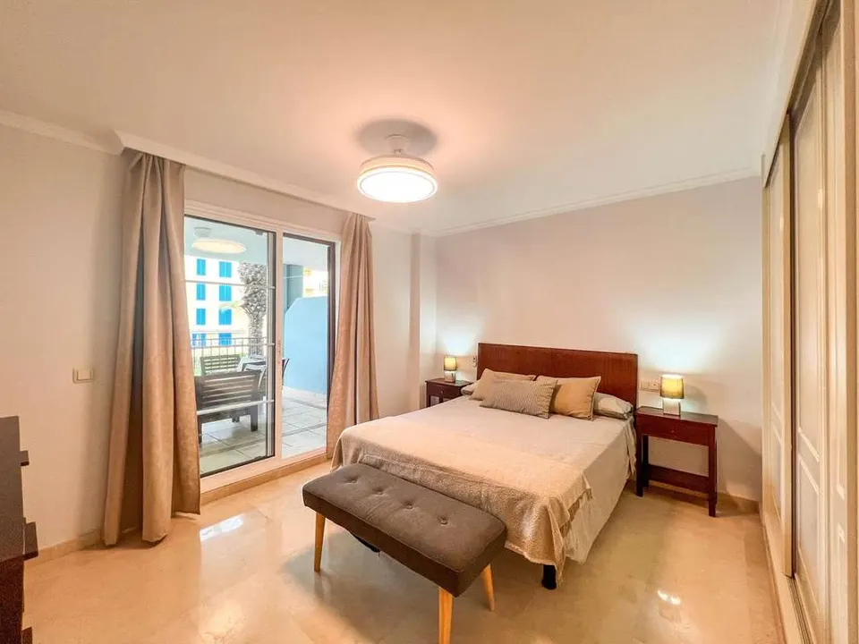 Apartament z widokiem na wodę w Sotogrande — zdjęcie