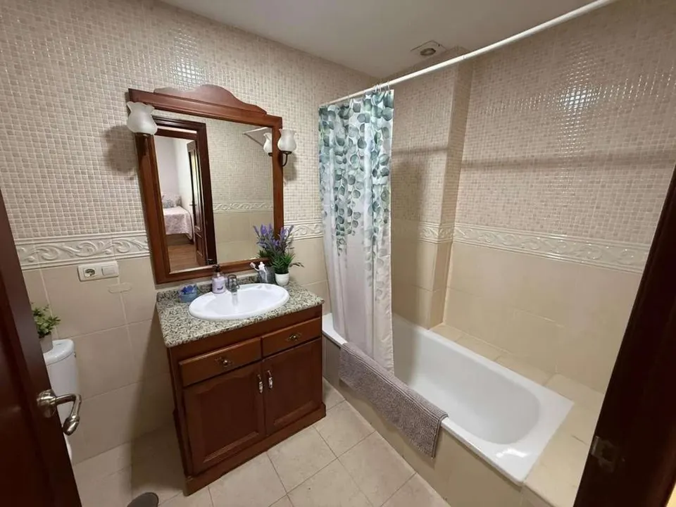 Apartament z garażem w Esteponie — zdjęcie