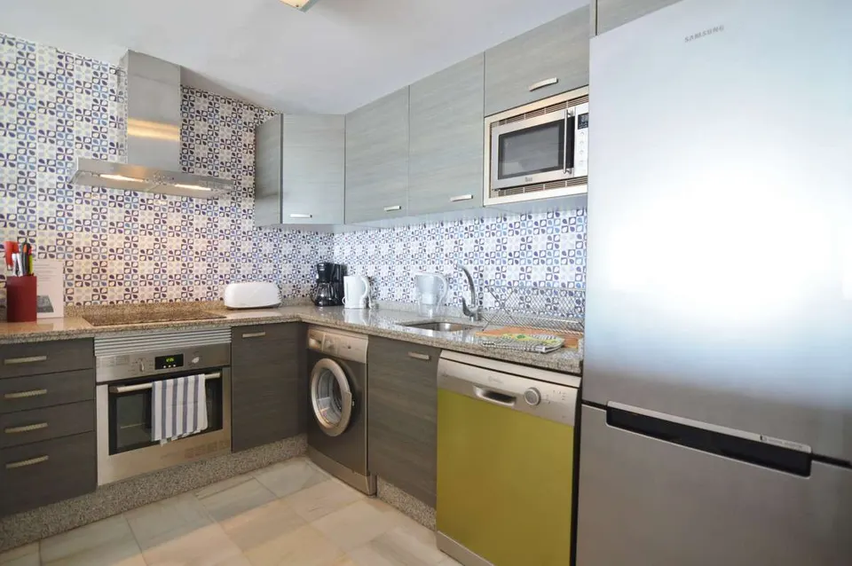 Apartament z widokiem na marinę w Marbelli — zdjęcie