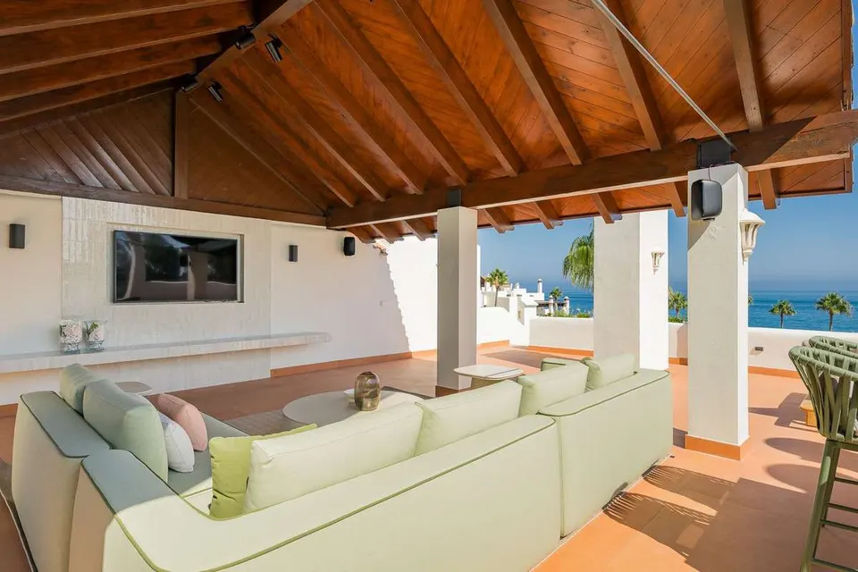 Penthouse przy plaży w Esteponie — zdjęcie