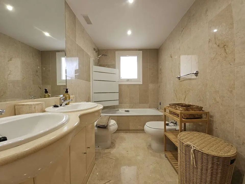 Apartament przy polu golfowym w Marbelli — zdjęcie