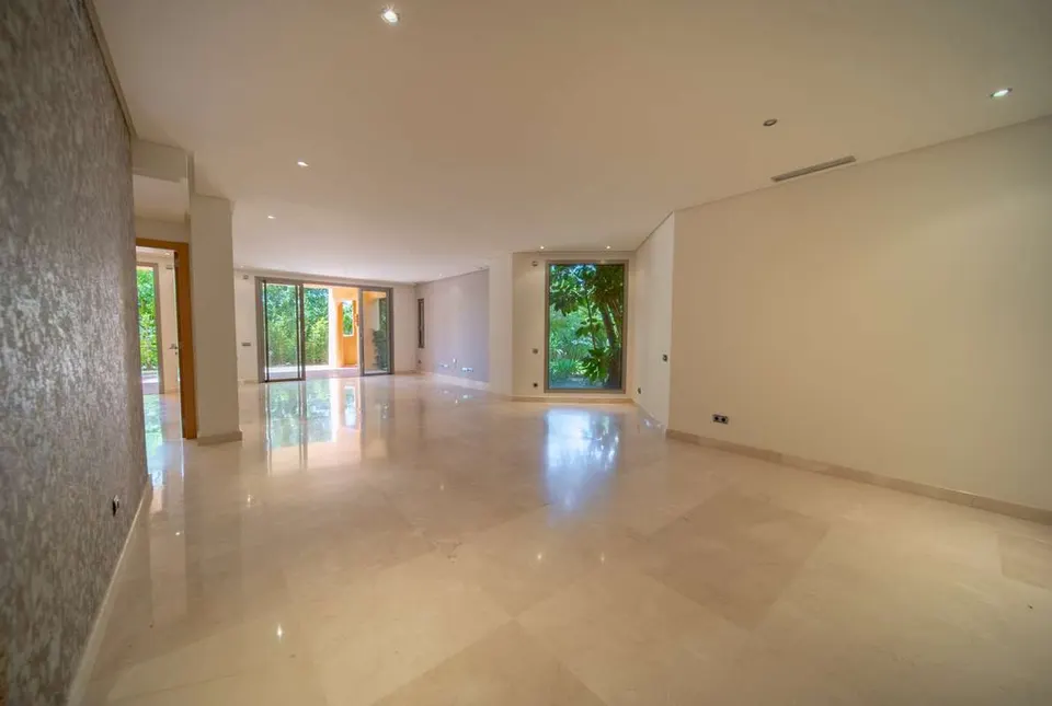Apartament z prywatnym ogrodem w Marbelli — zdjęcie