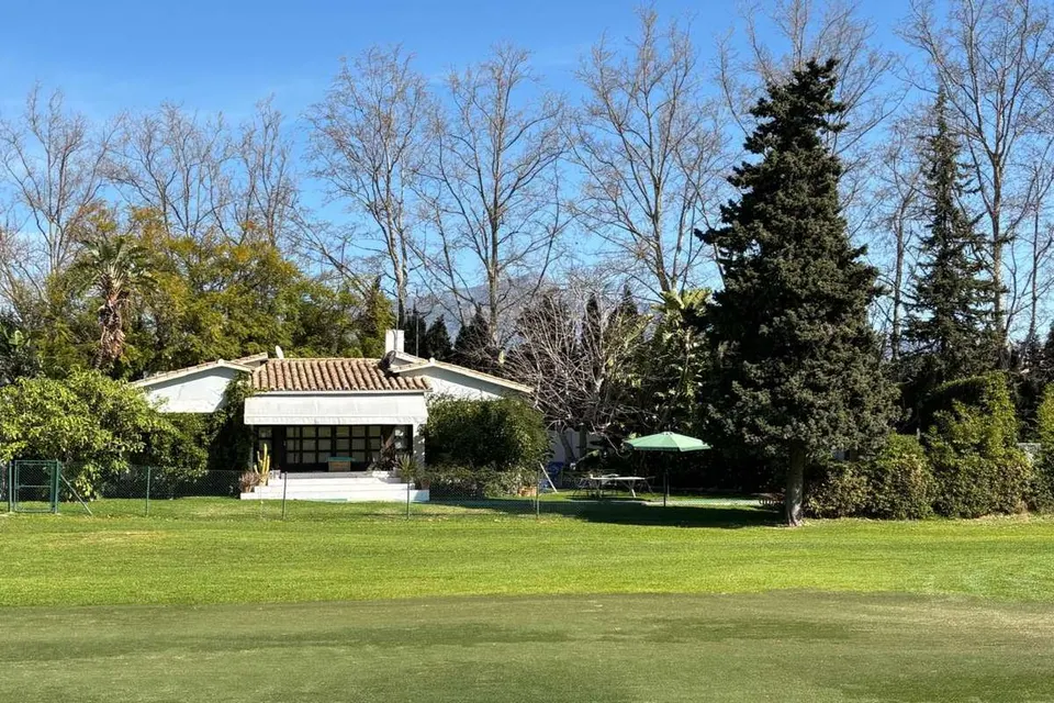Dom szeregowy przy polu golfowym w Marbelli — zdjęcie