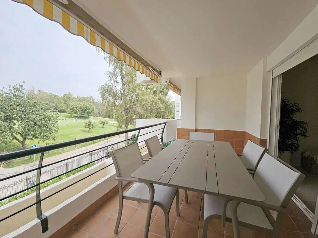 Apartament przy polu golfowym w Marbelli