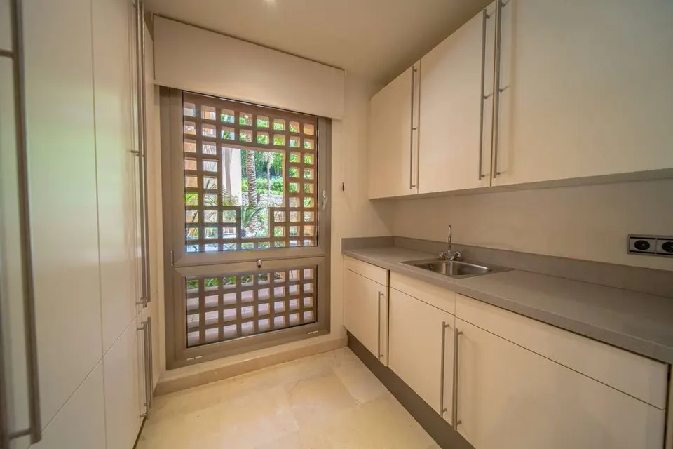 Apartament z prywatnym ogrodem w Marbelli — zdjęcie