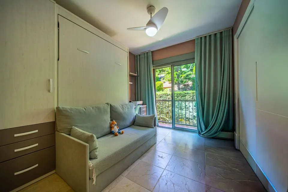 Apartament w kompleksie golfowym w Esteponie — zdjęcie