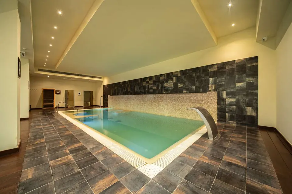 Apartament w kompleksie golfowym w Esteponie — zdjęcie