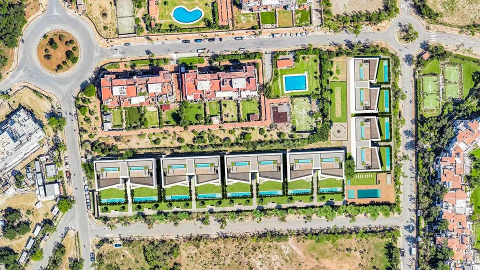 Penthouse typu penthouse z basenem w Esteponie — zdjęcie