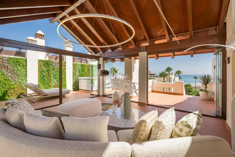 Penthouse przy plaży w Esteponie — zdjęcie