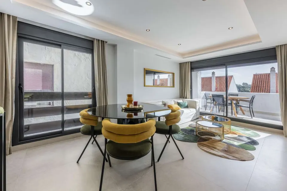 Apartament z kominkiem w Marbelli — zdjęcie
