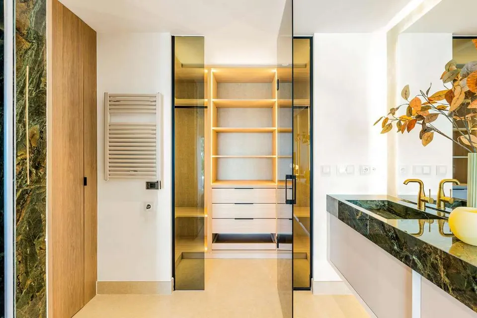 Apartament z widokiem na morze w Esteponie — zdjęcie