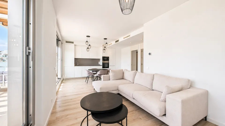 Penthouse z widokiem na morze w Esteponie — zdjęcie