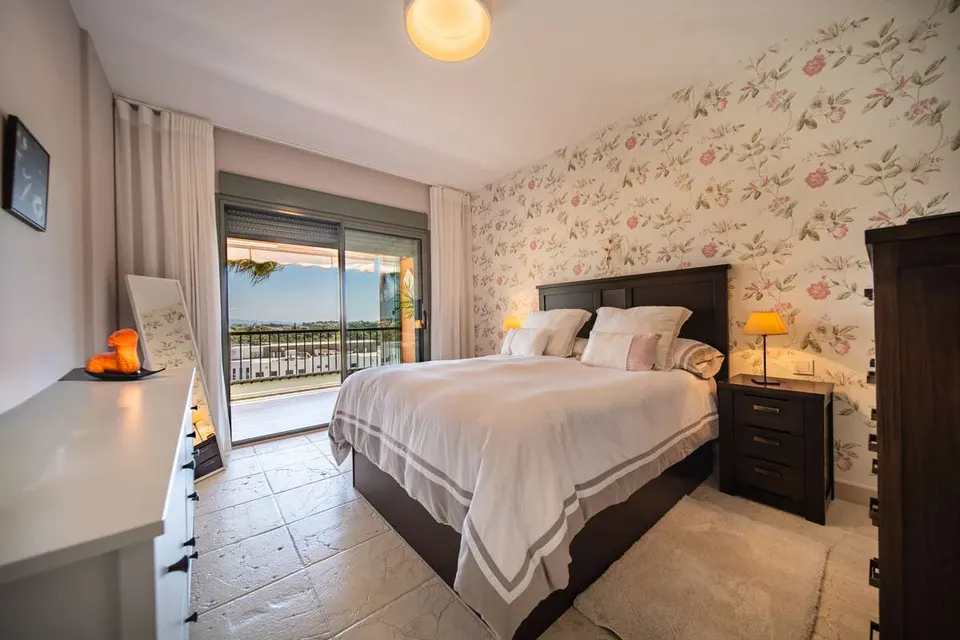 Apartament w kompleksie golfowym w Esteponie — zdjęcie