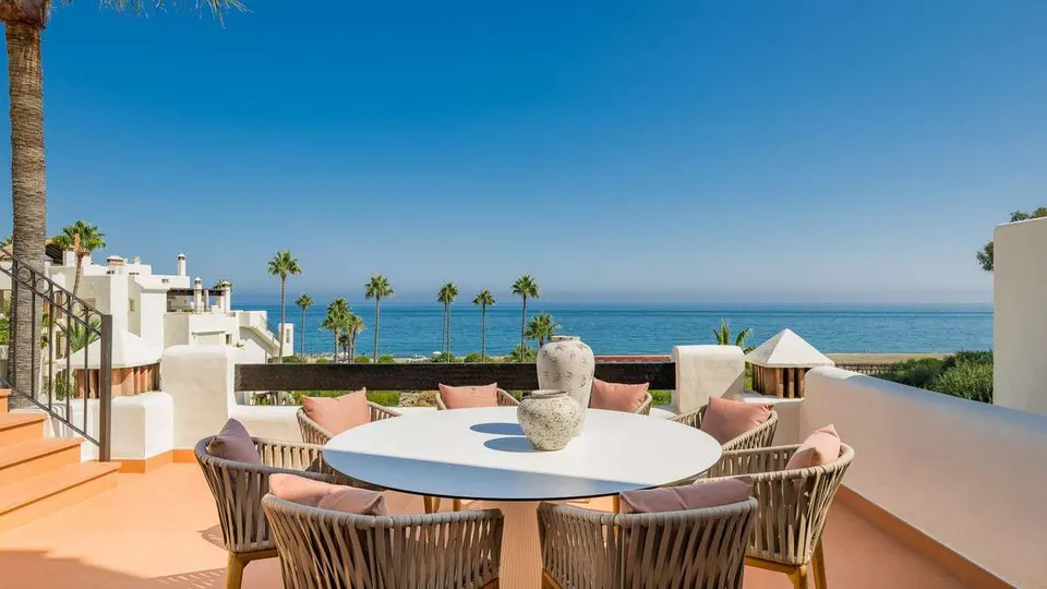 Penthouse przy plaży w Esteponie — zdjęcie